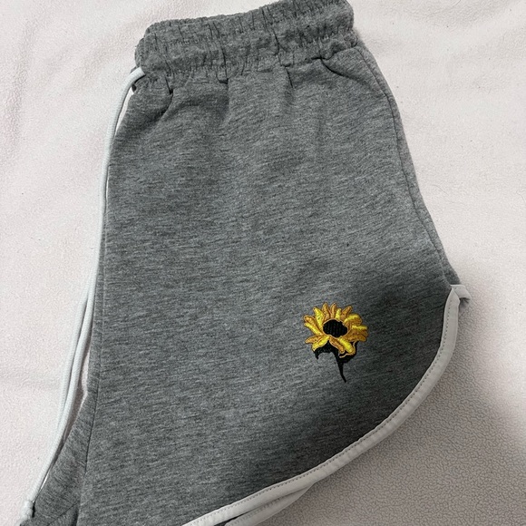 SHEIN GRAPHIC SHORTS - Picture 3 of 7